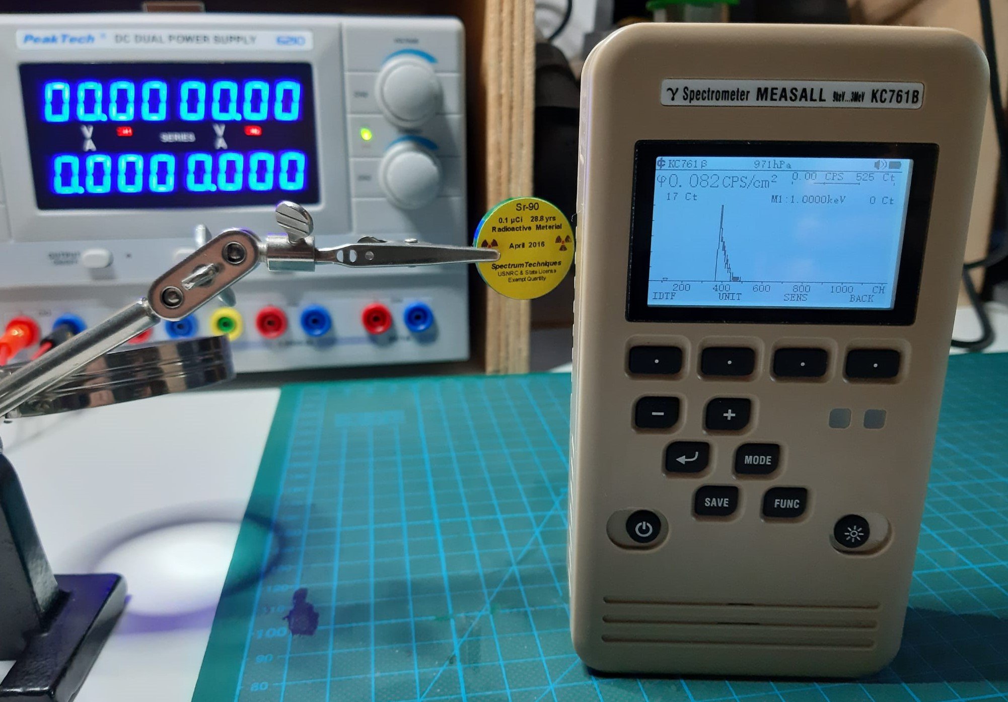 Detection of beta and alfa radiation with KC761B